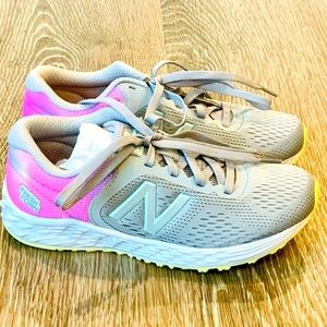 NEW Girls New Balance Foam Fresh Arishi Grey Rainbow Lace Up Shoes Size 13.